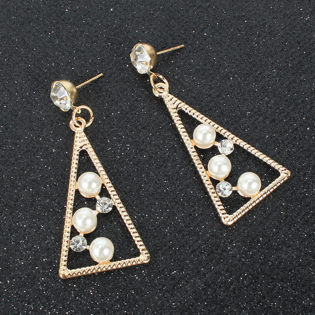 Europäische Und Amerikanische Persönlichkeit Einfache Temperament Legierung Diamant Eingelegte Perlen Geometrische Ohrringe Frauen Grenz Überschreitende Mode Ohrringe F5910 display picture 2
