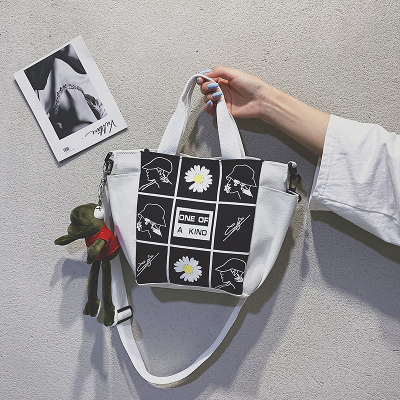 挂件创意新款包包女 韩版卡通印花帆布包 户外旅行手提包斜挎包女