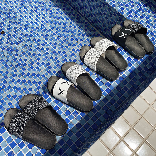New men's slippers for summer couples going out, trendy home non-slip soft soles, fashionable and personalized outer wear beach sandals and slippers