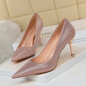 European and American women’s single shoes with metal heel， shallow mouth and pointed point
