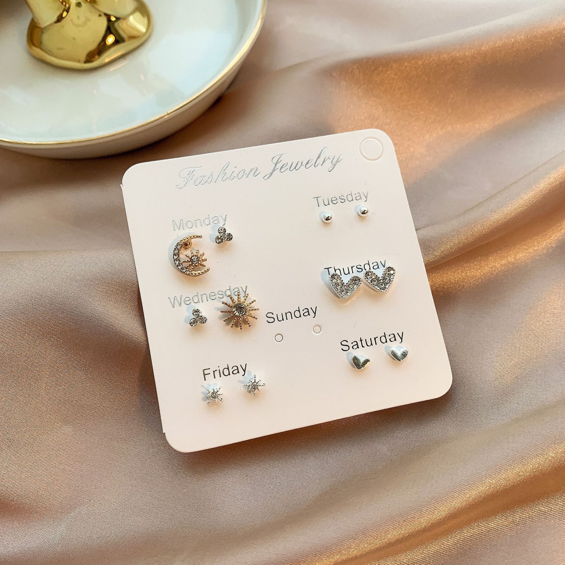 S925 Silberne Nadel Mikro Eingelegte Kristall Kurze Ohrringe Süße Ohrringe Japanisches Und Koreanisches Temperament All-match Einfache Einwöchige Ohrringe Frauen display picture 9