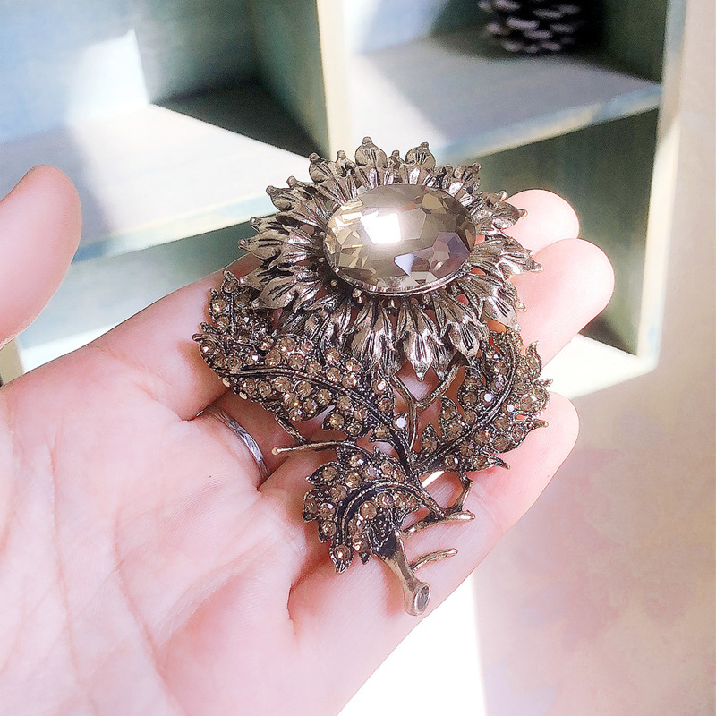 46g Weight Artificial Crystal, Rhinestones Inlay Material Brooches Classification Banquet, Party Occasion Alloy Material Sunflower Pattern Unisex Gender Plating, Inlay Design Glam, Retro, Shiny Style Glam Retro Shiny Pin Sunflower Alloy Plating Inlay Artificial Crystal Rhinestones Unisex Brooches 无