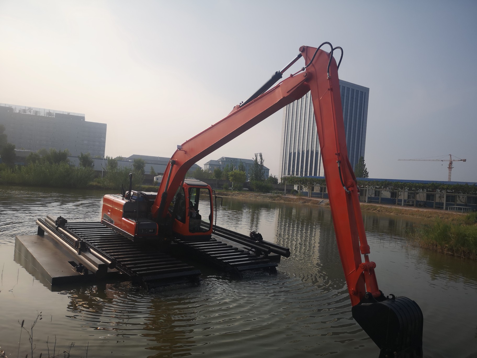 斗山水陆两用挖掘机适用于河道清淤，松软沼泽地，应急抢险等