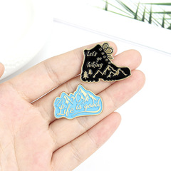 戶外旅遊登山鞋胸針 徒步山峰探險徽章別針 背包衣領防走光扣批發