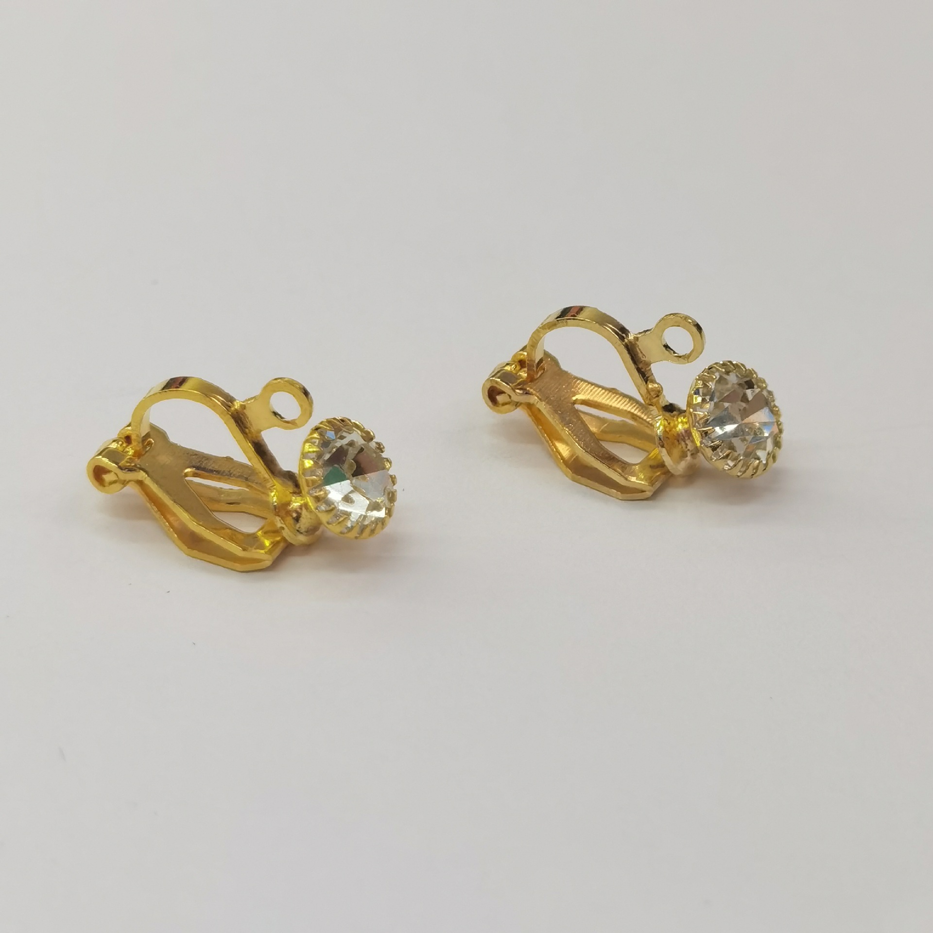Triangle clip inlaid red diamond KC gold