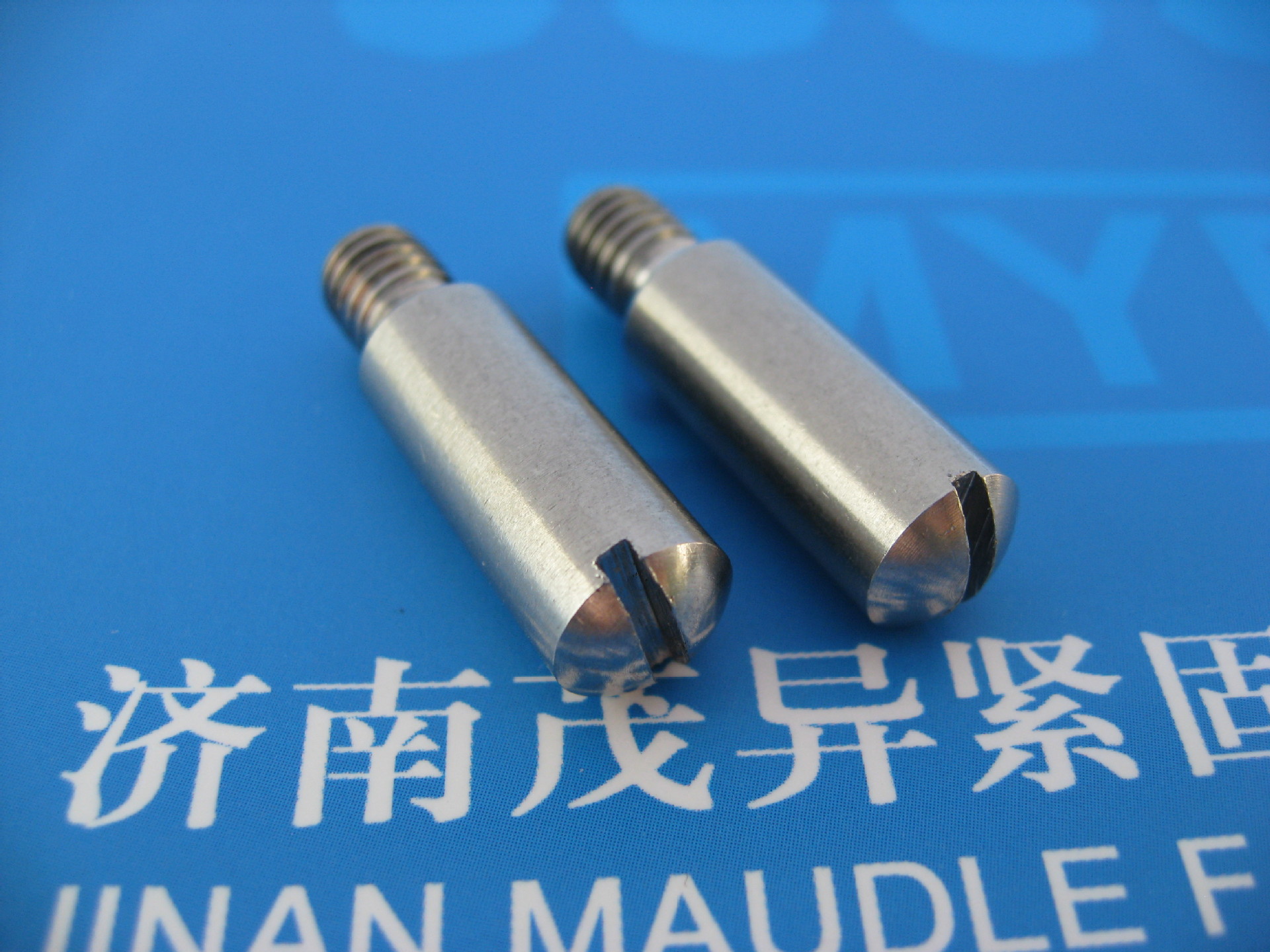 开槽轴肩螺钉DIN927-1986