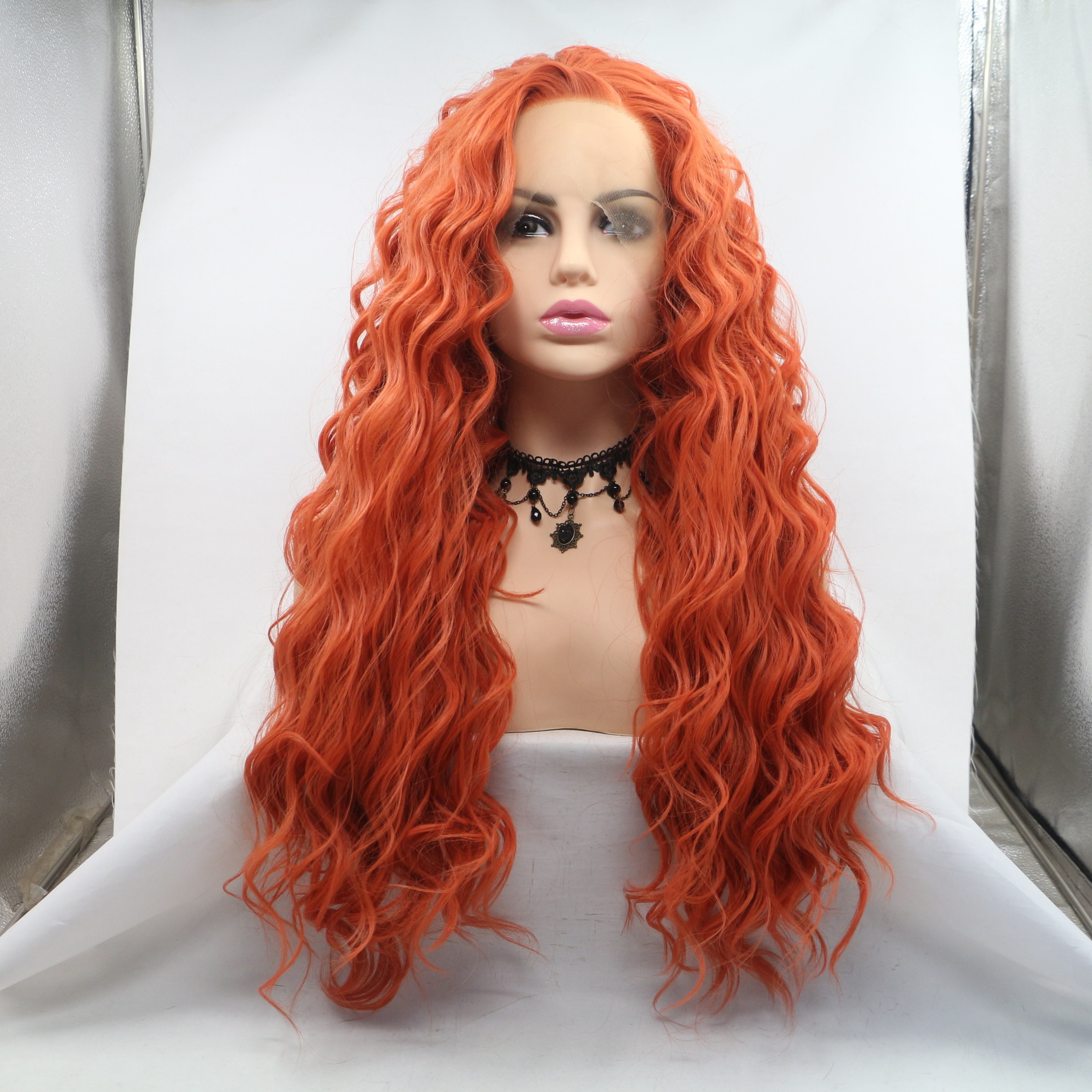 Comercio exterior Europa y América moda fibra química pelucas de cabello naranja rojo cabello largo rizado de seda de alta temperatura cubierta de cabeza al por mayor