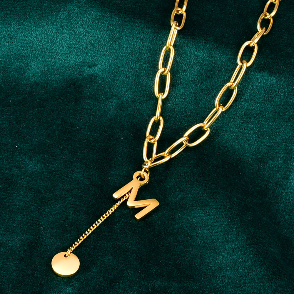 Chaîne De Verrouillage De Mode Lettre M Collier De Disque De Gland Chaîne De Clavicule Acier Au Titane Plaqué Or 18 Carats Acier Au Titane display picture 4