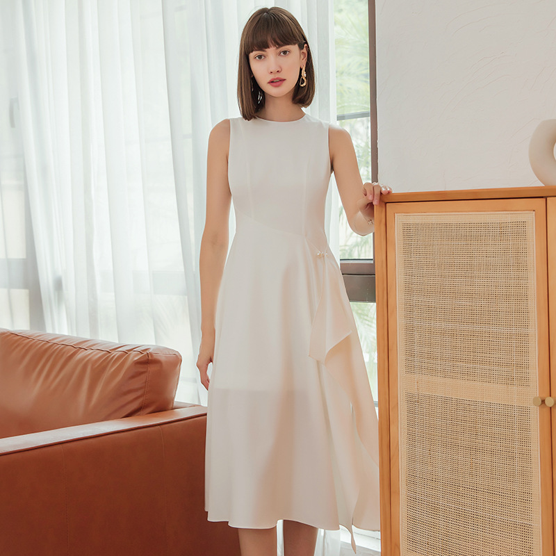 Fresh fashionable three dimensional elegant white dress with a round…