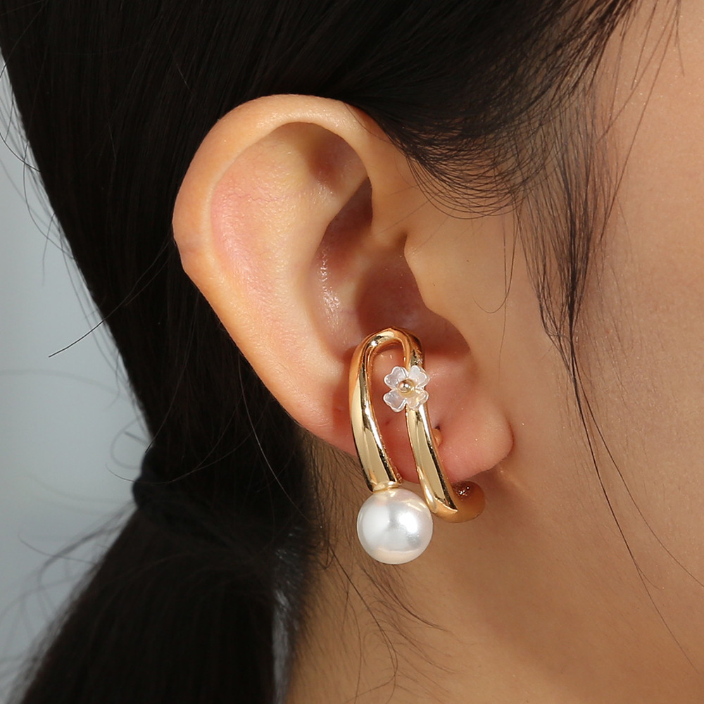 Fashion Double C Metal Pearl Earrings display picture 6