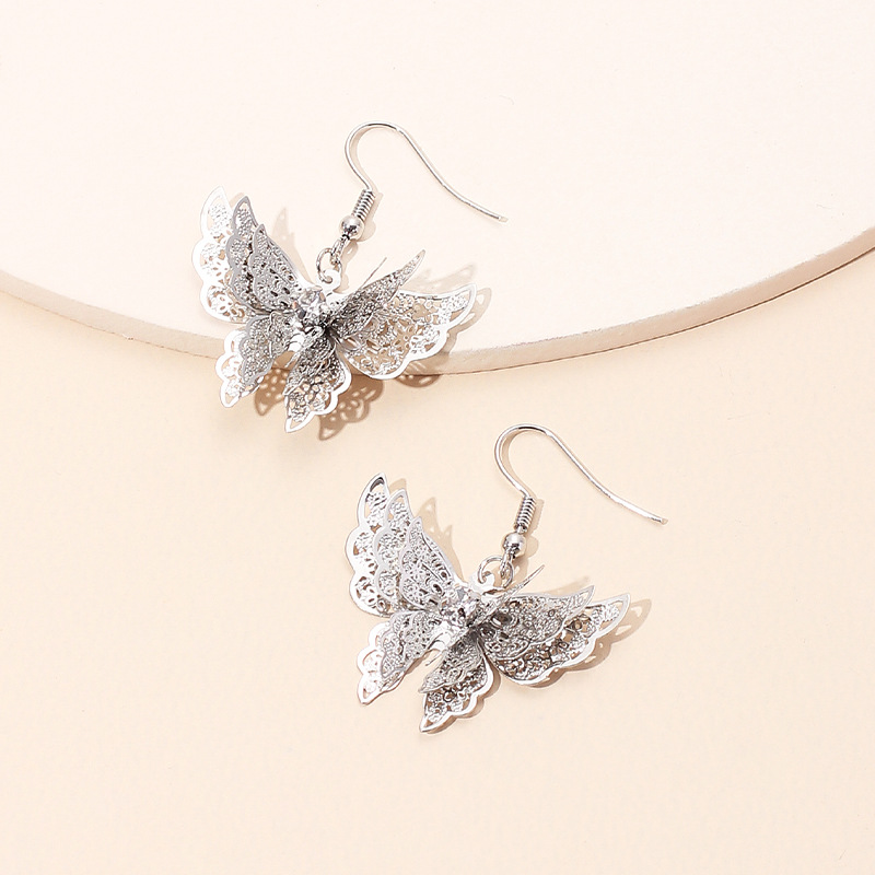 Fashion Golden Clavicle Chain Exquisite Three-dimensional Butterfly Earrings Titanium Steel Necklace Set Wholesale Nihaojewelry display picture 5