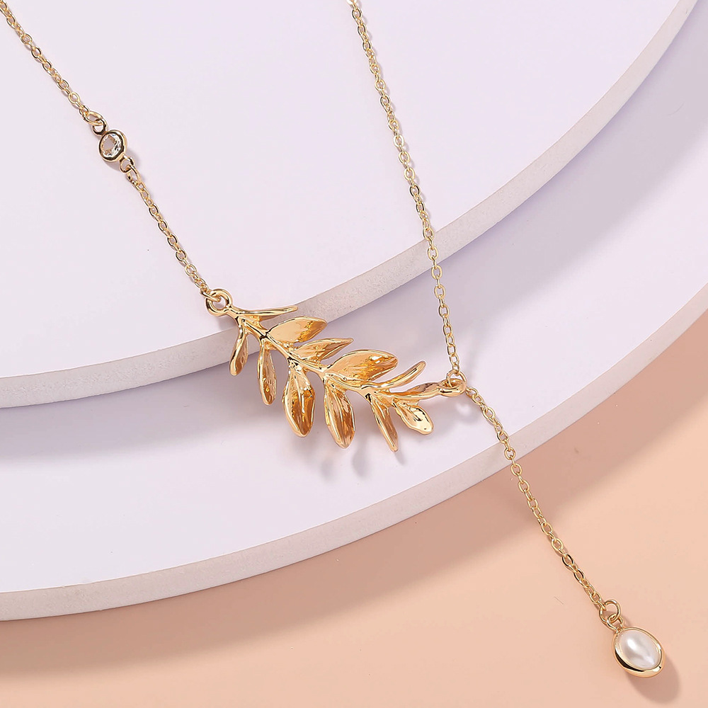 Simple Metal Leaf Pearl Necklace display picture 2
