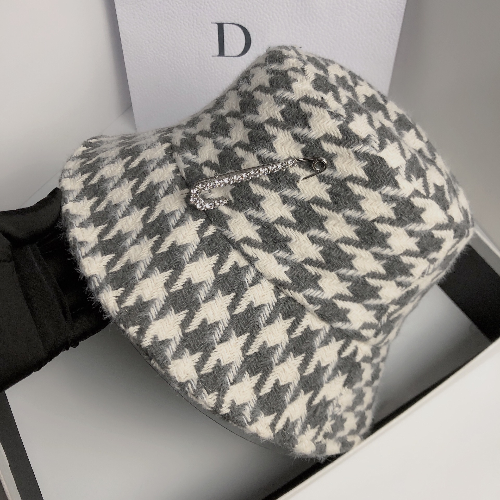 Autumn Winter Fisherman Hat With Retro Check Pattern And Brooch_voghion.com