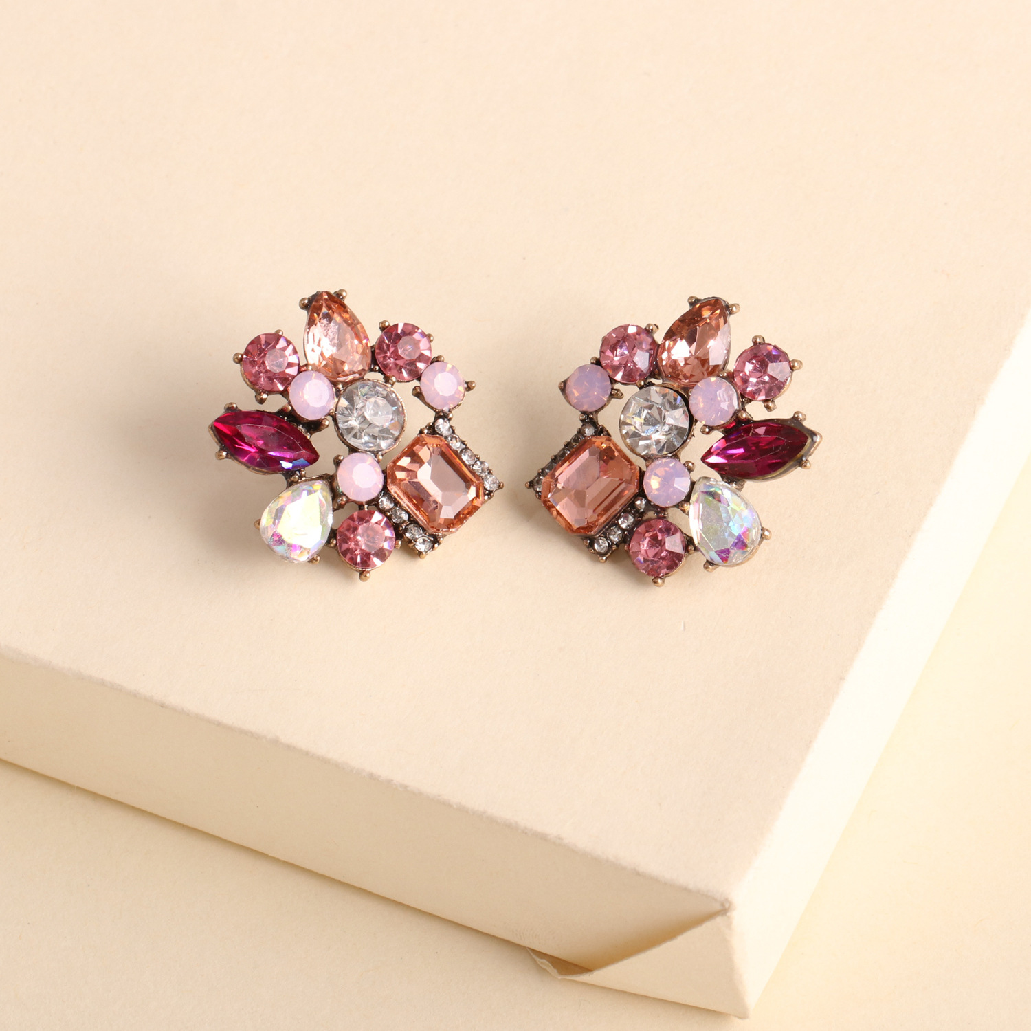 Exaggerated Geometric Earrings New Retro Color Crystal Square Earrings Wholesale Nihaojewelry display picture 7