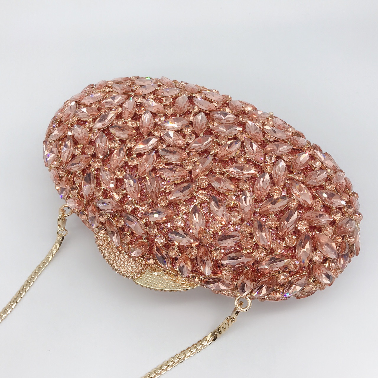 Túi clutch dạ tiệc nữ đính kim cương kim loại rỗng, cầm tay thời trang — Màu Sâm panh
