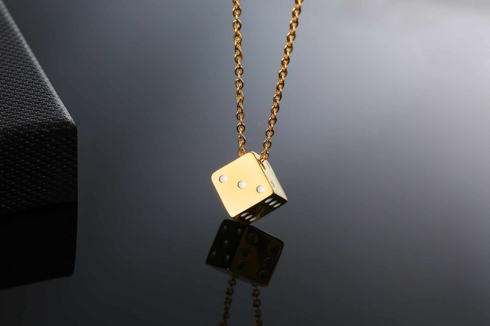 Simple Style Dice Stainless Steel Plating Pendant Necklace display picture 7