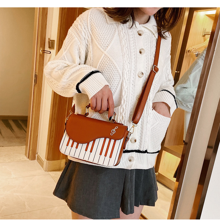 Small Pu Leather Solid Color Fashion Square Flip Cover Square Bag Shoulder Bag display picture 17