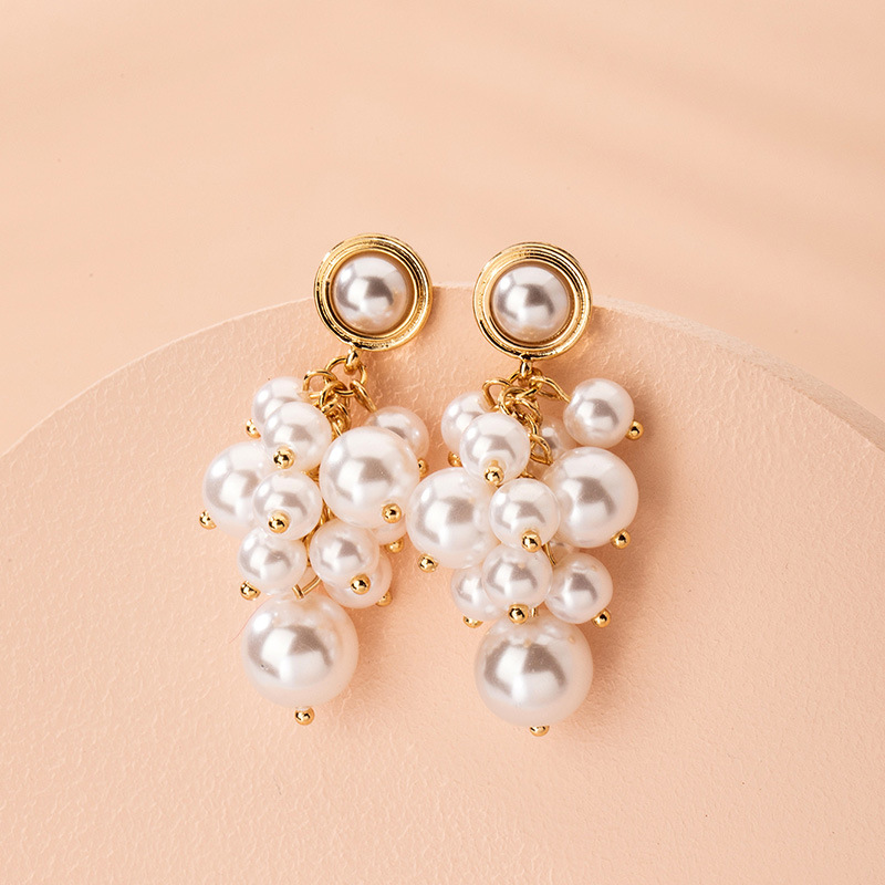 Korean Fashion Pearl Simple Alloy Earrings For Women Wholesale display picture 1