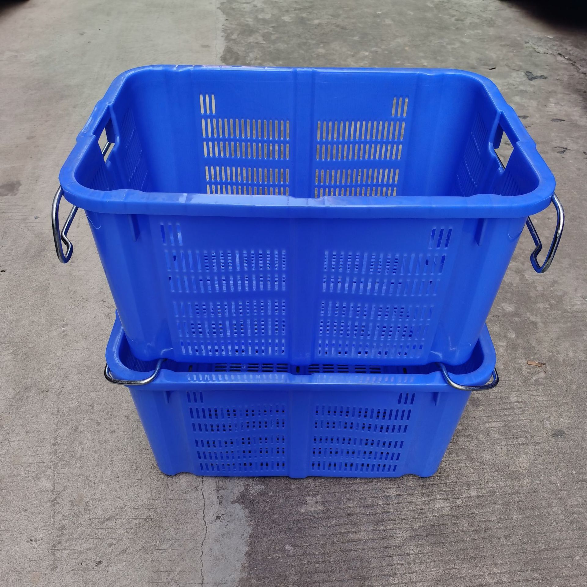 供应蓝色长方形塑胶框 带铁耳水果箩筐 超市周转框