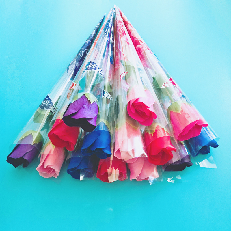 Las pequeñas actividades de microempresas empujan el código de escaneo para enviar regalos debajo de la línea roja en línea, regalos prácticos, pequeños drenadores, artefactos creativos