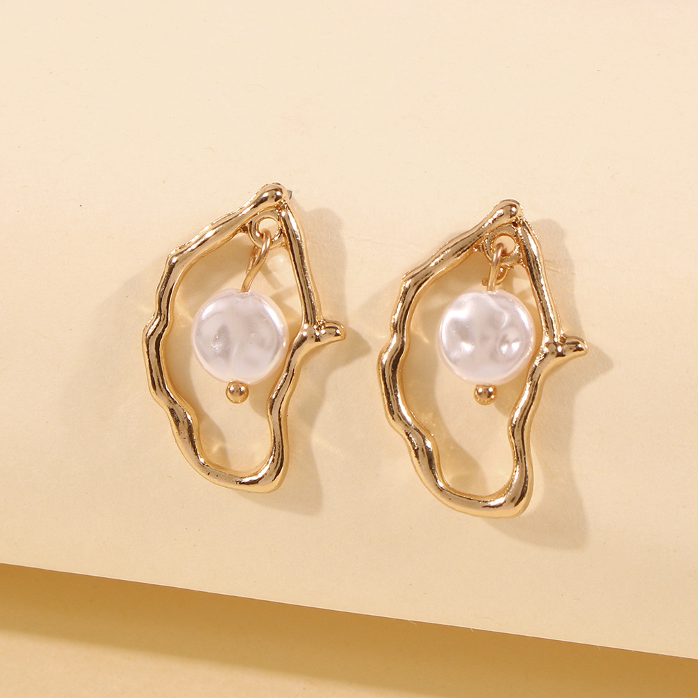 Fashion Irregular Pearl Earrings Wholesale Women's Geometric Stud Earrings Nihaojewelry display picture 7