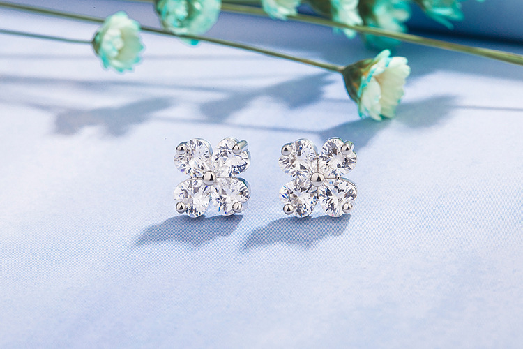 Korean Four-leaf Clover Diamond-studded Zircon Earrings Copper Earrings display picture 1