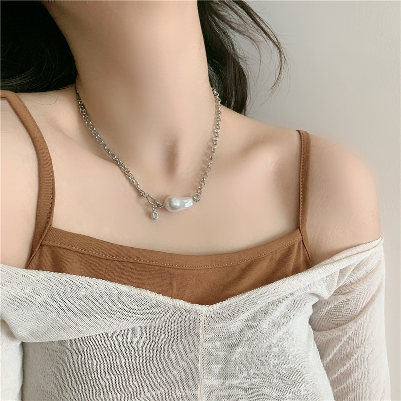 Perle En Forme De Baroque Longue Chaîne En Cuivre Chaîne De Clavicule Rétro Collier De Style Palais Simple Pour Les Femmes display picture 13