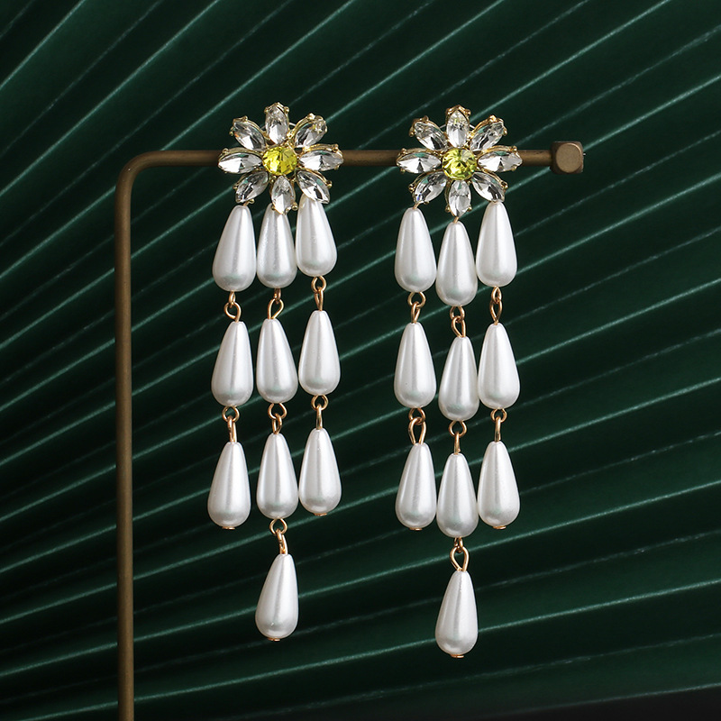 New Fashion Flower Pearl Drop Earrings For Women Wholesale display picture 3