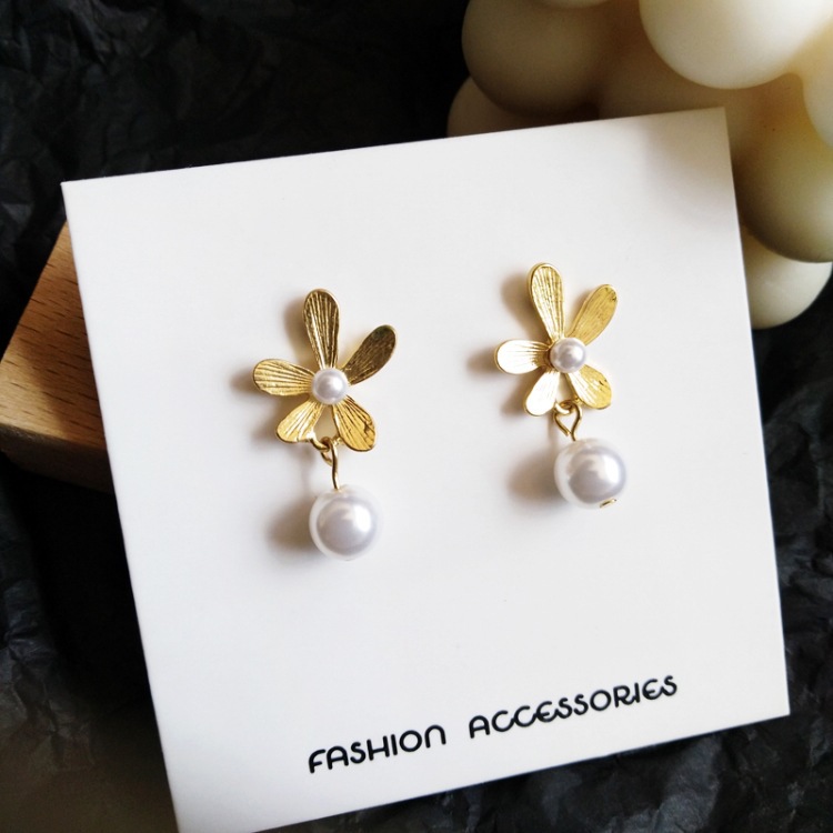 Korean Silver Needle New Elegant Daisy Earrings Same Pearl Flower Earrings Wholesale Nihaojewelry display picture 3