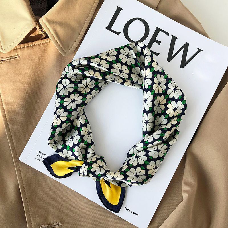 2020 Explosions Mulberry Silk Scarf Temperament Green Flower Fashion Silk Scarf Spring and Autumn Silk Scarf Small Square Scarf