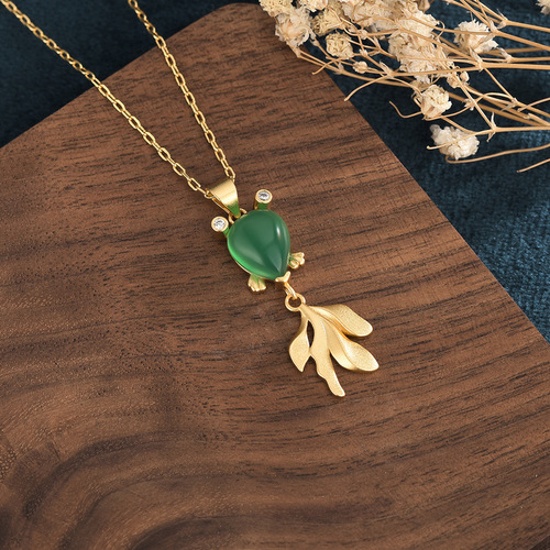 Live supply ethnic style accessories retro sand gold koi fish necklace inlaid with emerald chalcedony necklace