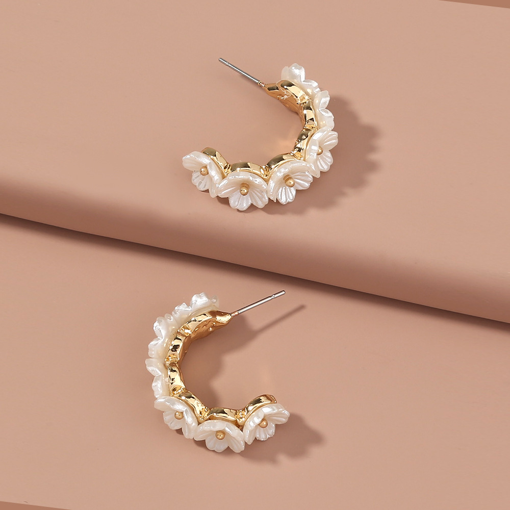 Wholesale Retro Pearl Petal C-shape Earrings Nihaojewelry display picture 5