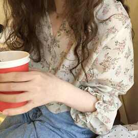 鬼马少女系清新碎花衬衫女2021春装气质简约v领喇叭袖锁骨上衣