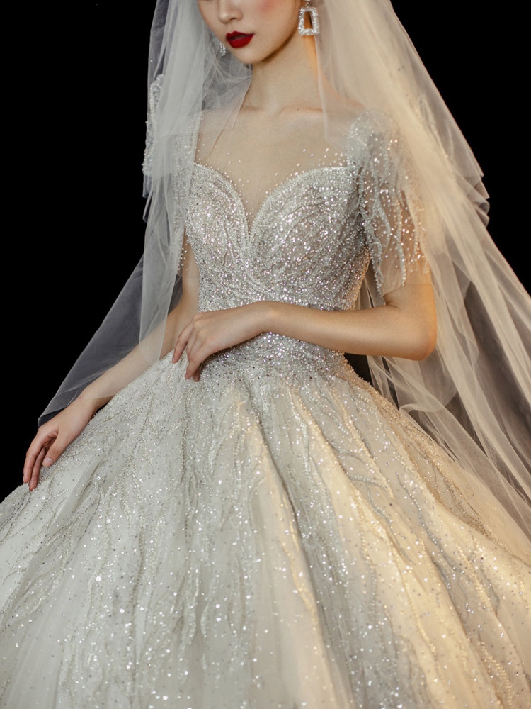 The bride's main wedding dress for fall/...