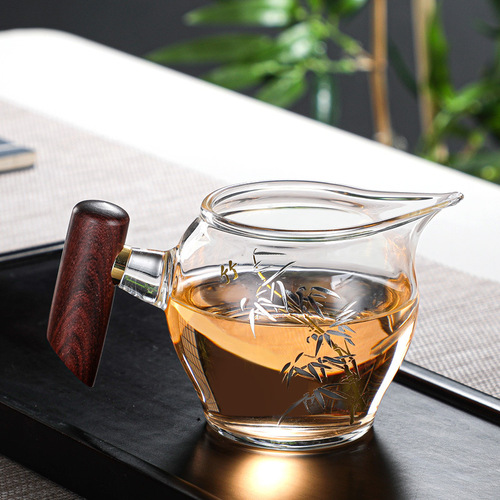 Muque male cup Japanese-style wooden handle glass fair cup Thickened heat-resistant tea divider Kungfu tea set accessories Chahai