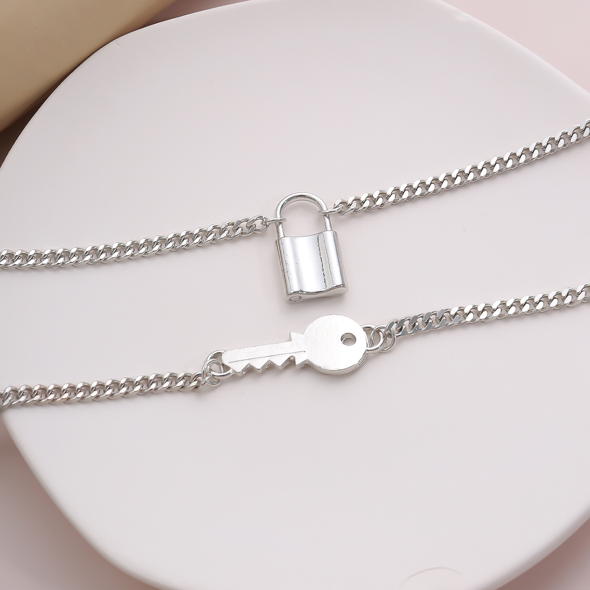 Mode Einfache Mehrschichtige Lock Anhänger Anhänger Legierung Halskette Für Frauen display picture 10