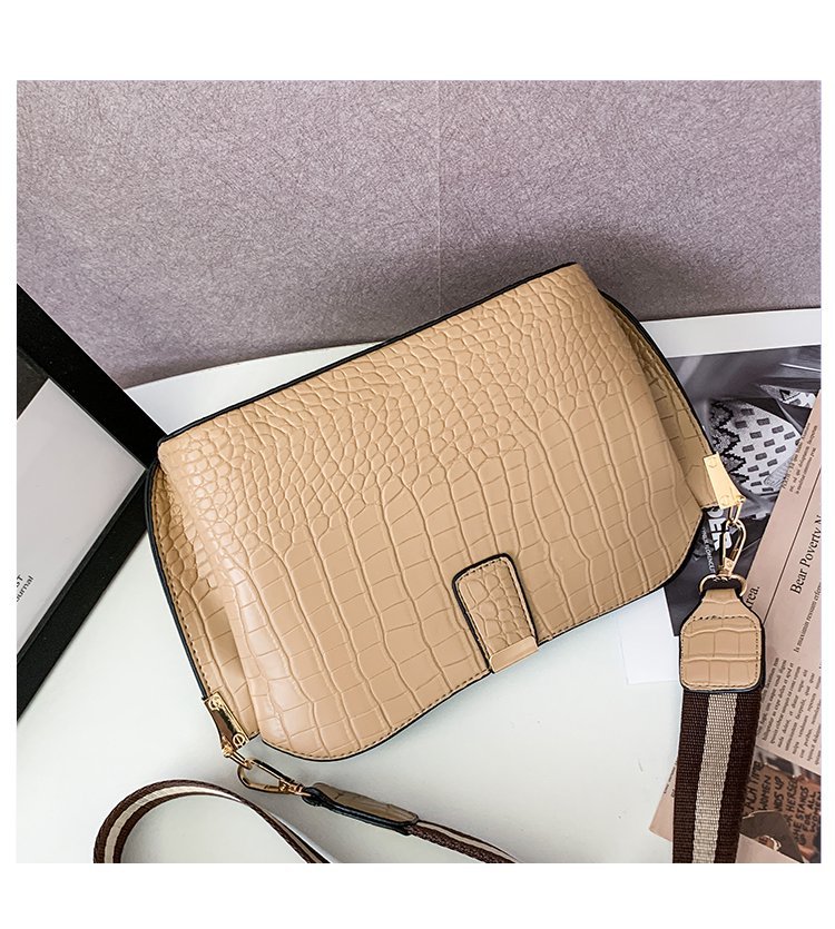 All-match Women's Messenger Bucket Crocodile Pattern One-shoulder Picture Autumn New Messenger Women's Bag display picture 3