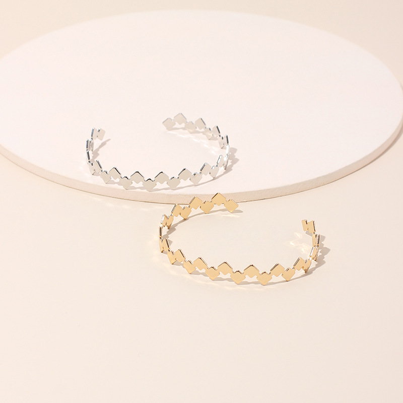 Roman Numeral Open Bracelet Fashion Style Women's Gold Hollow Geometric Irregular Bracelet Jewelry Wholesale Nihaojewelry display picture 13