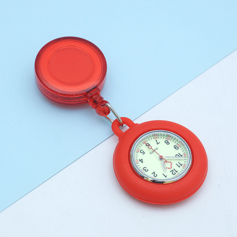 Reloj de bolsillo médico fácil de tirar hebilla reloj de pecho de superficie de color de silicona al por mayor Reloj de enfermera retráctil luminoso reloj de examen de estudiante femenino reloj colgante