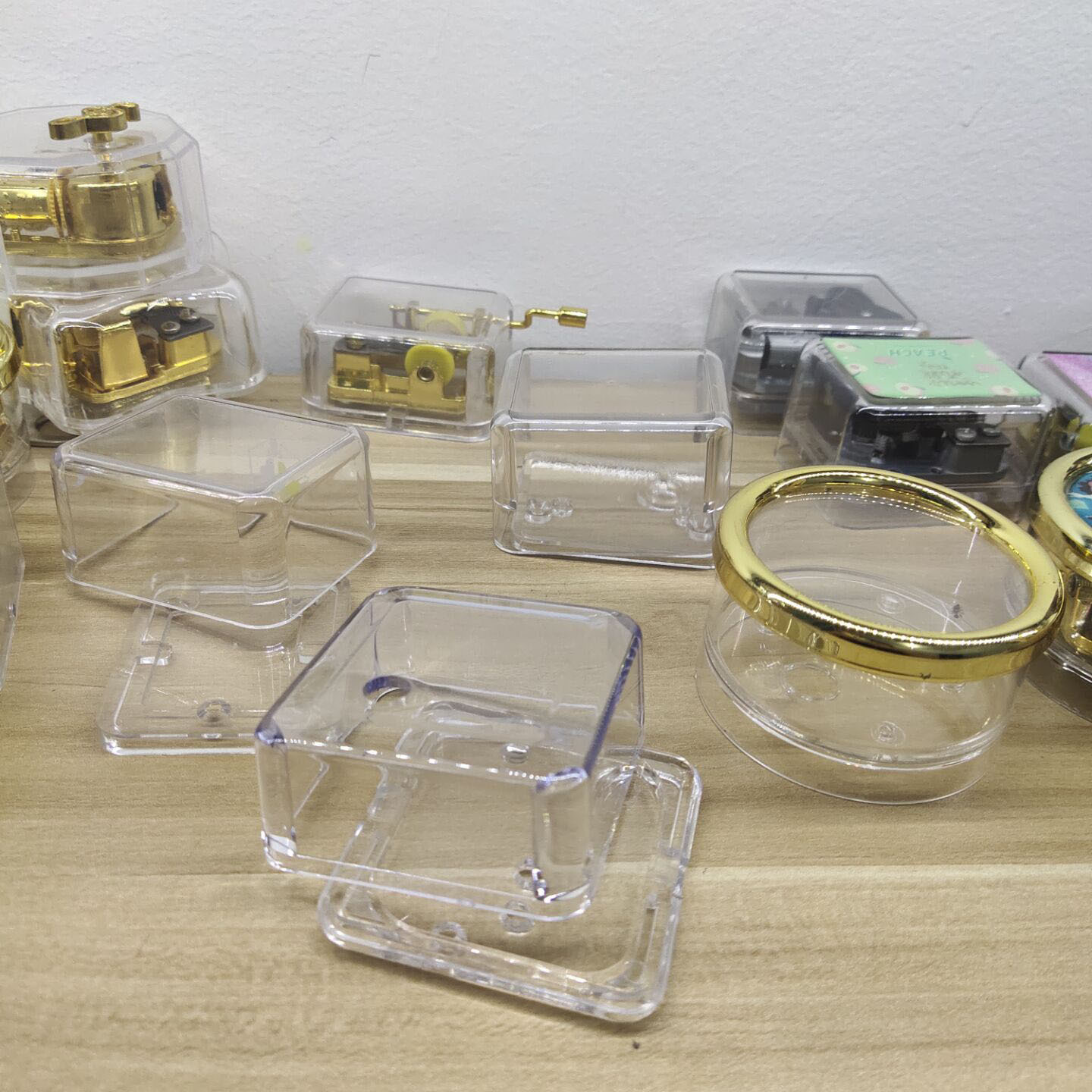 厂家直销各类发条手摇音乐盒八音盒机芯外壳创意八音盒DIY配件