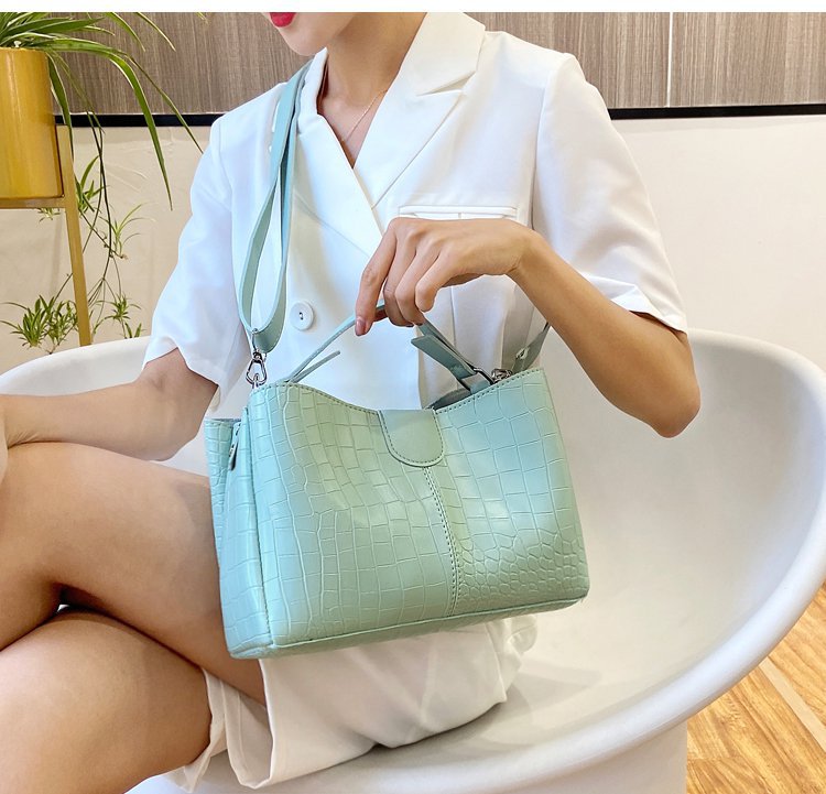 Moda Coreana Patrón De Cocodrilo Mensajero Hombro Portátil Pu Suave Superficie Bolsa De Mensajero Con Cremallera display picture 44