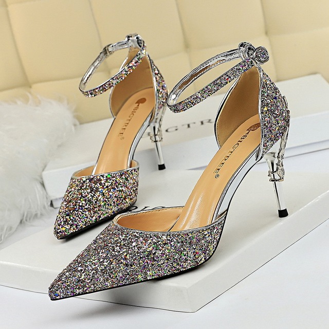 European and American sexy hollow women’s shoes with metal decoration， high heel， shallow mouth， pointed Sequin， 