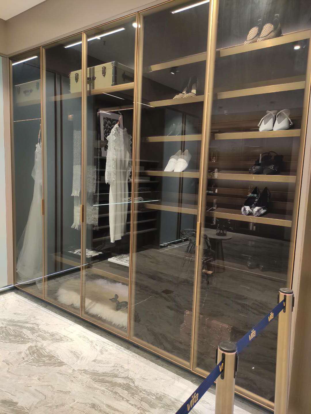 威法款玻璃展櫃，透明玻璃櫃