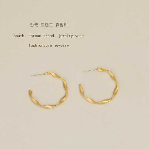 Japanese and Korean S925 silver needle large circle earrings, simple and elegant matte gold design, versatile earrings for women, C-shaped ear jewelry