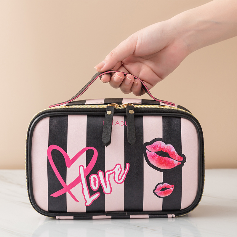 Femmes Moyen Toutes Les Saisons Faux Cuir Forme De Cœur Style Classique Carré Fermeture Éclair Trousse De Maquillage display picture 1