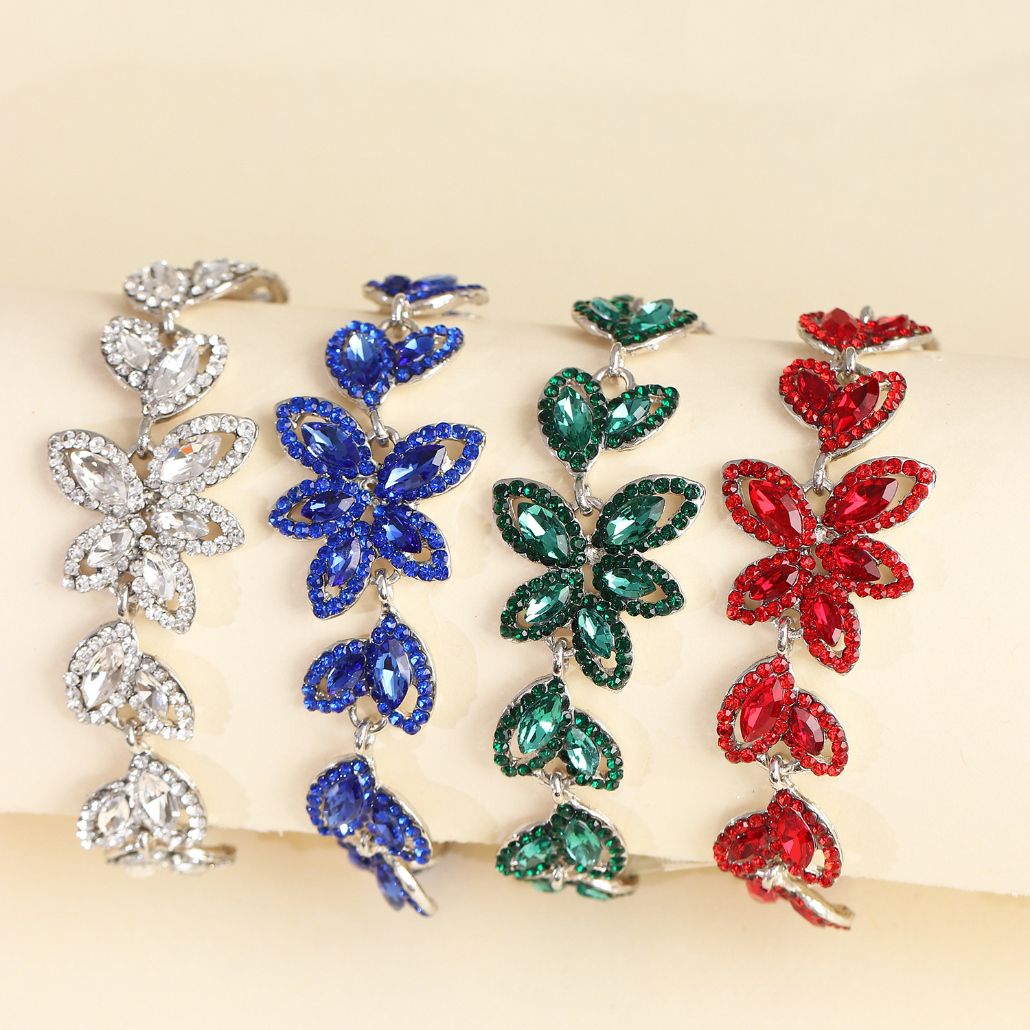 Bijoux De Mode Créatif Alliage Diamant Feuille Bracelet En Gros Nihaojewelry display picture 17