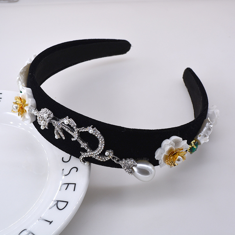 Style Coréen Dongdaemun Cheveux Accessoires Baroque Style B Mot Incrusté Couleur Diamant Large Bord Cheveux Bande Européen Et Américain De Mode Nuptiale Bandeau En Gros display picture 6