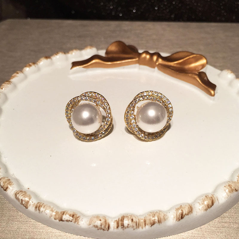 Pearl Simple Retro Earrings display picture 1