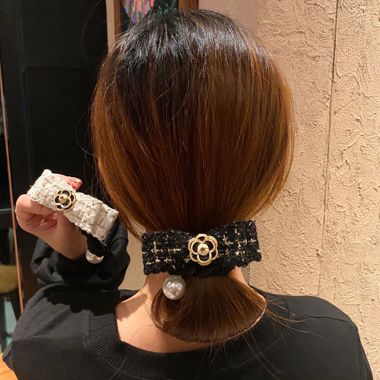 Estilo coreano 2020 Otoño e Invierno Nuevo estilo Chanel anillo de pelo de flor de Camelia blanco y negro anillo de intestino grueso elástico alto perla bola cabeza cuerda