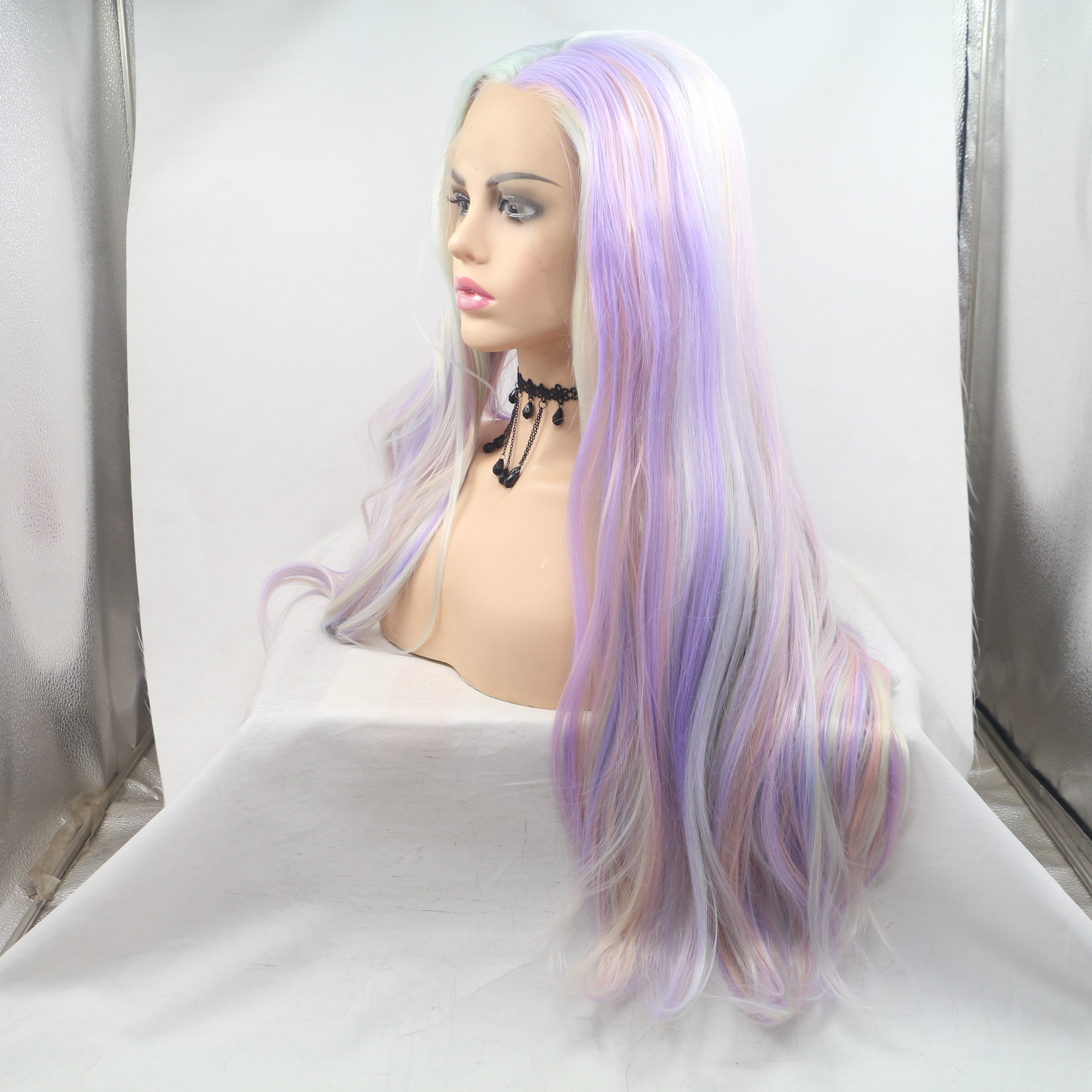 Comercio exterior venta caliente de fibra química de moda europea y americana pelucas de cabello blanco y azul de cabello largo rizado de alta temperatura cubierta de seda al por mayor